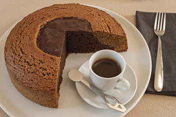 colazione italiana con torta al cioccolato e caffè con cappuccino
