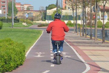 circulando en una bicicleta eléctrica por un carril bici