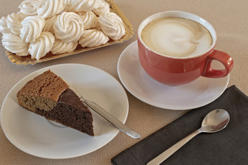 colazione italiana con torta al cioccolato e caffè con cappuccino