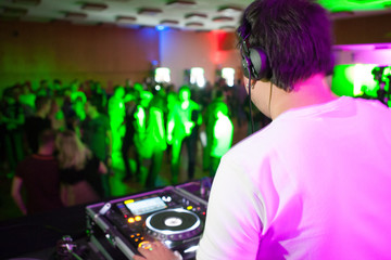 Dj spielt bei einer Veranstaltung 