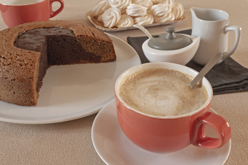 colazione italiana con torta al cioccolato e caffè con cappuccino