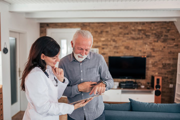 Obraz premium Doctor and patient looking at the results.