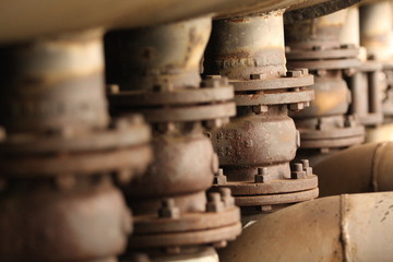 Rostige Ventile in Industrieruine