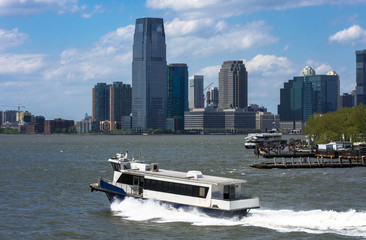 Obraz na płótnie Canvas New York City panorama with Manhattan Skyline over Hudson River.