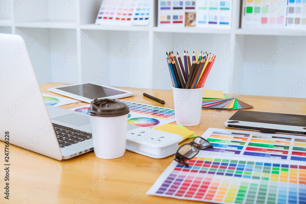 Aufkleber graphic designer object tool and color swatch samples at workspace
