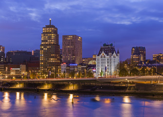 Obraz premium Rotterdam, Holandia - 27 kwietnia 2017: Słynny stary biały dom (Witte Huis) w Rotterdamie.