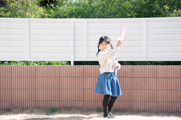 バドミントンをする子供