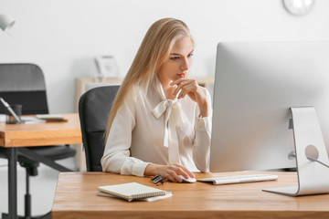 Obraz premium Beautiful young businesswoman working on computer in office