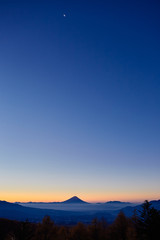 富士山と月
