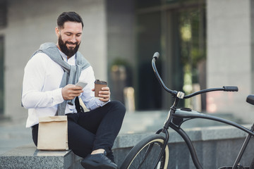 Young business man eating his lunch outdoors