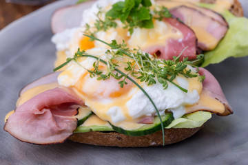 Nahaufnahme von einem pochiertem Ei mit Kaffee
