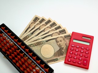 電卓と算盤　1万円札　コピースペース