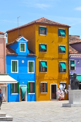 Fototapeta na wymiar Case colorate blu e arancione dell'isola di Burano, Venezia, Veneto, Italia