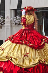 Fototapeta na wymiar Dama vestita per il carnevale veneziano, Venezia, Veneto, Italia