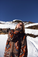 modella ritratto inverno neve freddo maglione 