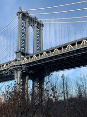 Obraz premium Manhattan Bridge na Brooklynie w Nowym Jorku w pogodny zimowy dzień