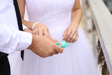 Obraz na płótnie Canvas husband and wife hold wedding lock with key