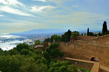 veduta della muraglia del castello di Gibralfaro edificato nel XIV secolo per ospitare le truppe e...