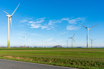 Der kr&auml;ftige Wind an der ostfriesischen Nordseek&uuml;ste ist ideal f&uuml;r den Bau von Windkraftanlagen