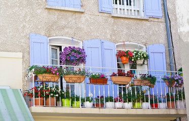 balcon fleuri dans u village provençal