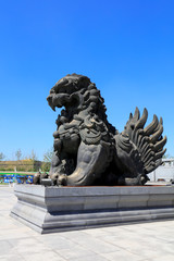 Fototapeta premium Lion sculpture in a park