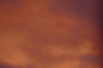 Oranger Leicht bew&ouml;lkter Himmel
