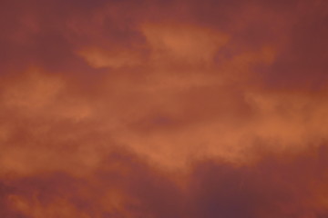 Oranger Leicht bewölkter Himmel