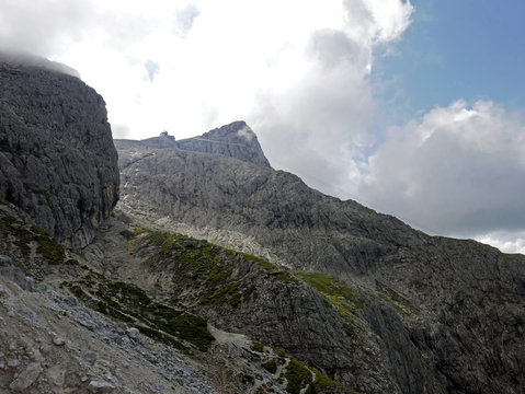 suggestiva immagine delle imponenti cime dolomitiche in estate in una giornata nuvolosa