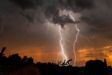 Blitz vor roten Gewitterwolken2