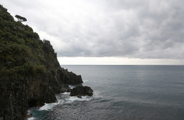 Fototapeta na wymiar Cliffs along the Mediterranean sea in Cinque Terre, Italy.