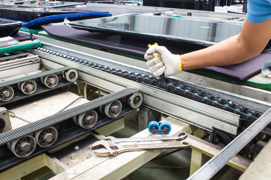 worker maintenance and repair conveyor belt in factory