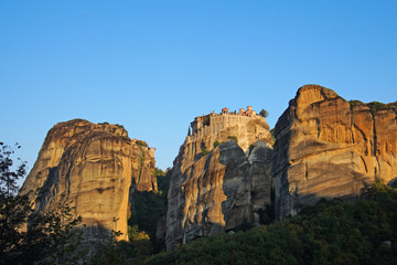 Fototapeta na wymiar Beautiful light effect at dawn on the rock formations and monasteries of Meteora
