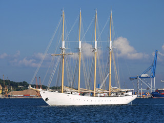 Obraz premium Sailing Ship on Coastal Cruise.