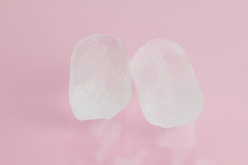 Obraz premium ice cubes on colorful background