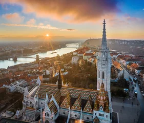 Photo sur Plexiglas Széchenyi lánchíd Budapest, Hungary - Aerial view of the beautiful Matthias Church at Buda District with Fisherman's Bastion, Szechenyi Chain Bridge and Statue of Liberty at background on a winter morning