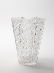 Vase cristal non signé sur fond blanc