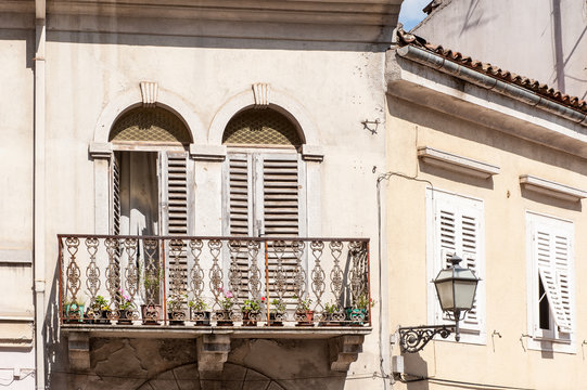 Hausfassade mit schmiedeeisernem Balkon in Pazin in Kroatien
