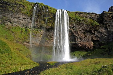 Obraz premium Spectacular flowing waterfalls in the countryside of Iceland