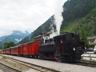 Fototapeta na wymiar Dampflokomotive in den Alpen