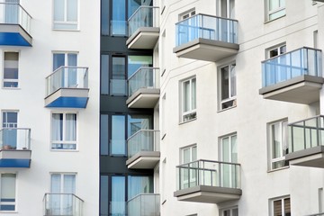 Obraz premium Abstract fragment of contemporary architecture, walls made of glass and concrete.