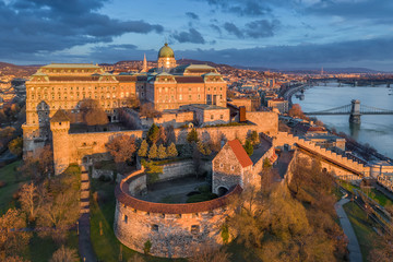 Obraz premium Budapest, Hungary - Golden sunrise at Buda Castle Royal Palace with Szechenyi Chain Bridge, Parliament and colorful clouds