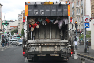 Petit Théatre de Guignol dans un Camion Poubelle 