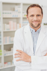 Fototapeta premium Przyjazny, pewny siebie młody farmaceuta