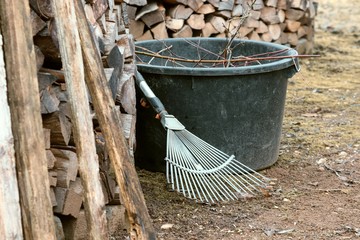 Gartenarbeit mit Laubrechen