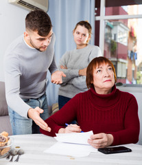 Obraz premium Dissatisfied man pointing to paper to offended mother