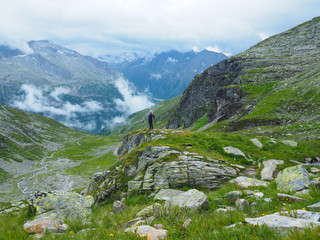 Zillertal - Frau genießt den Ausblick auf den Schlegeisspeicher