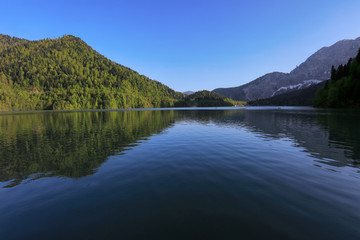 Fototapeta na wymiar In the spring on Lake Ritsa in Abkhazia