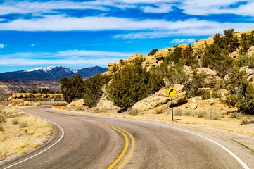 Gardinen Alte Route 66 vorbei an natürlichen Felsformationen in der Nähe von Cubero, New Mexico im Cibola County © Jesse