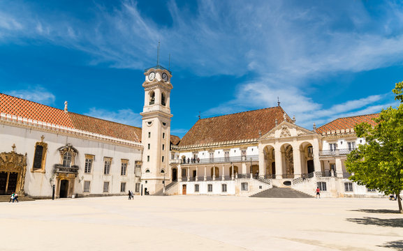 Hof und Glockenturm der Universität Coimbra