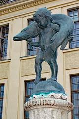 Obraz premium Teterow: Hechtbrunnen auf Marktpatz (1913, Mecklenburg-Vorpommern)